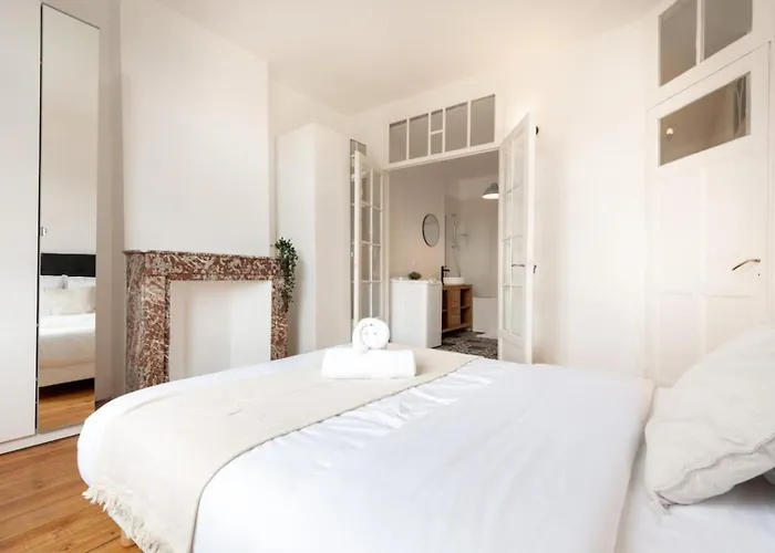 La Madeleine-Beautiful Bright Two Bedroom Apart