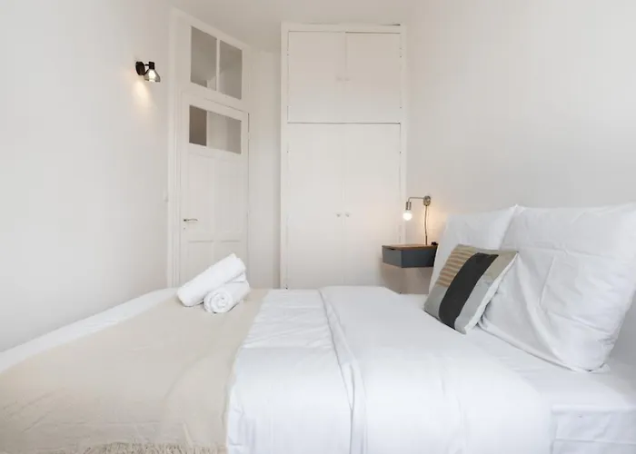 La Madeleine-Beautiful Bright Two Bedroom Apart