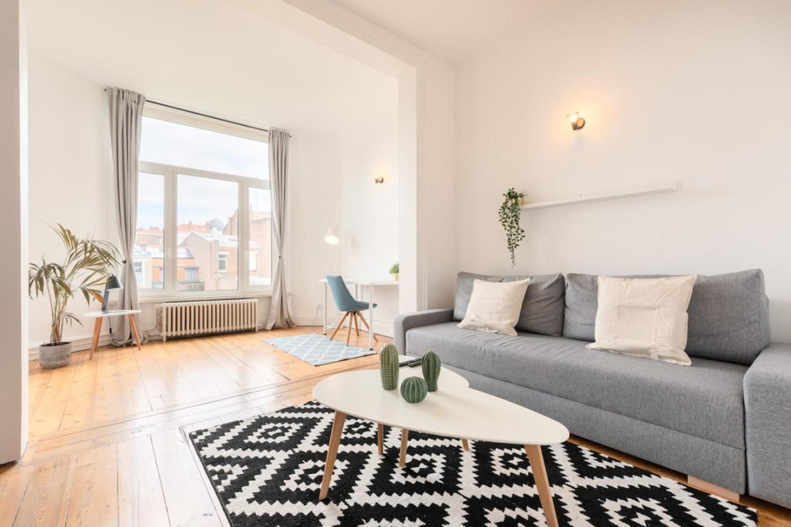 La Madeleine-beautiful Bright Two Bedroom *