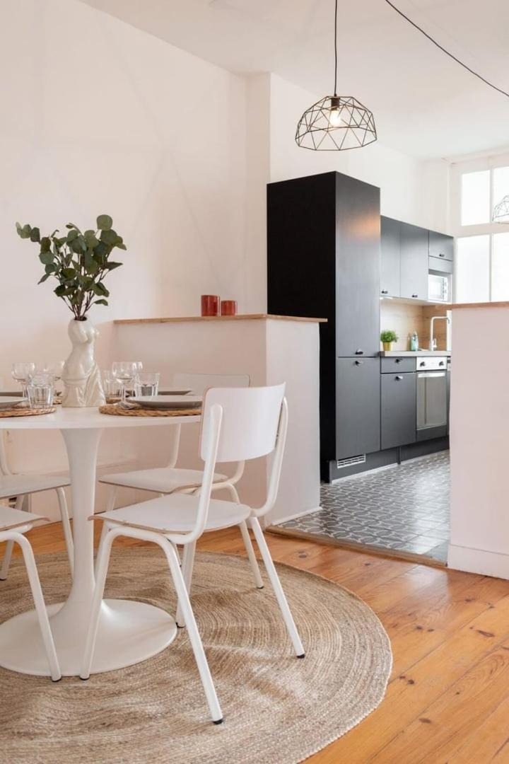 La Madeleine-beautiful Bright Two Bedroom *