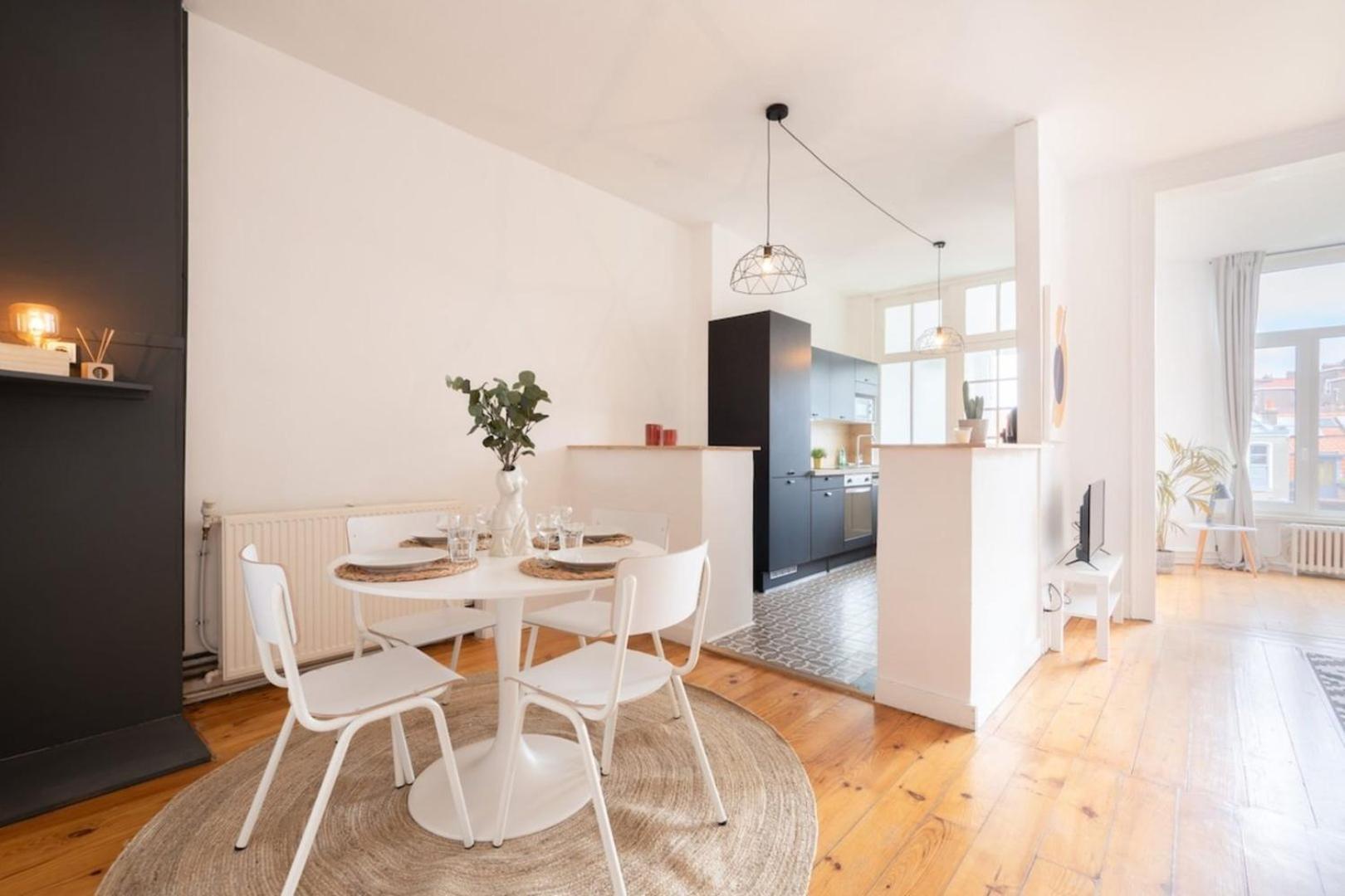 La Madeleine-beautiful Bright Two Bedroom